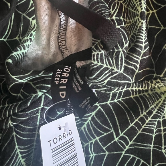 NWT spider onesie that glows in the dark. Size 1/2 - Picture 3 of 5